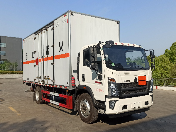 重汽5米2易燃氣體廂式運輸車